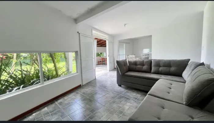 Casa para Locação no Campeche | 3 Quartos | Amplo Quintal Gramado