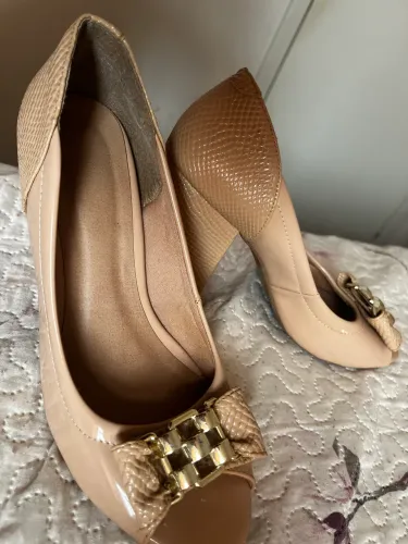 Vende se sandália peep toe, nude!