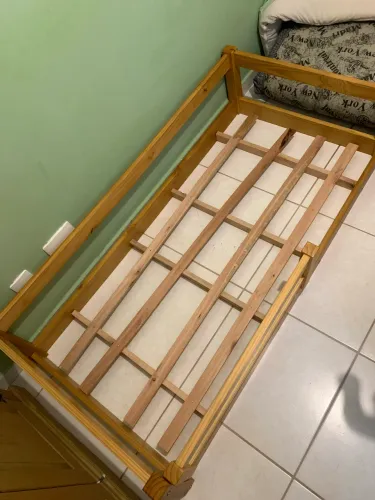 Mini Cama montessoriana juvenil de madeira maciça estrutura segura e design moderno