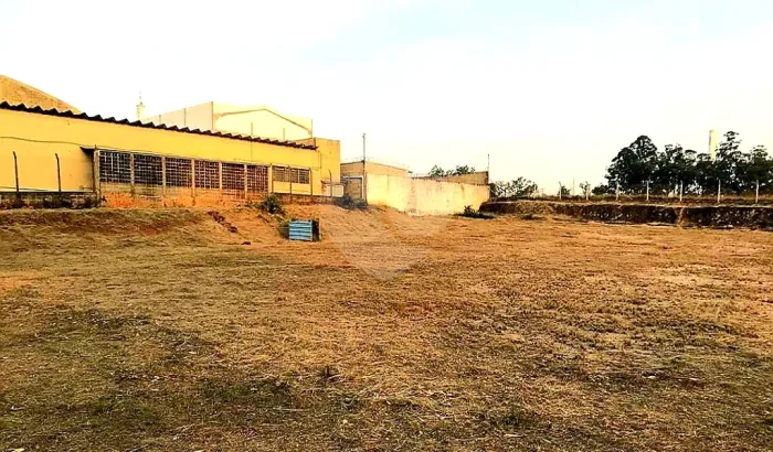 Área com 7743,62m2, já com platô e rampa de acesso