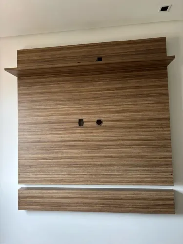 Painel para TV 1,50m em MDF 18mm Romanzza (Acompanha Prateleira)