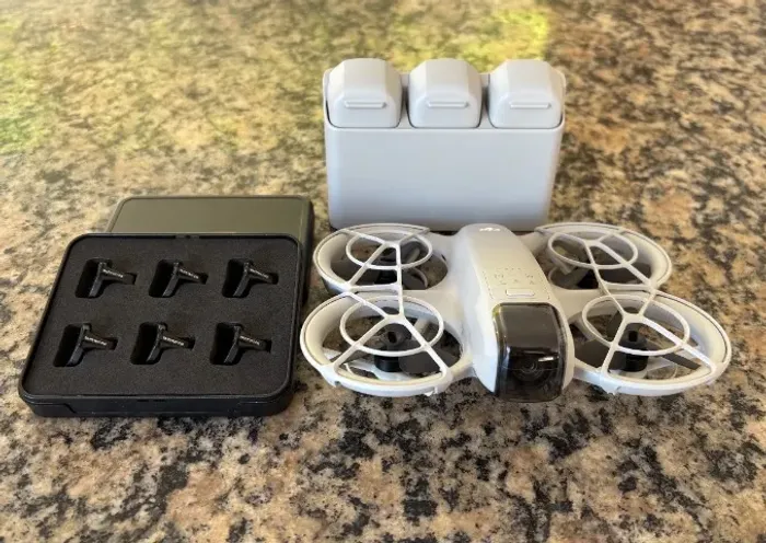 Drone DJI NEO com acessórios