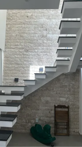 Pedra decorativa travertino rock face e brick