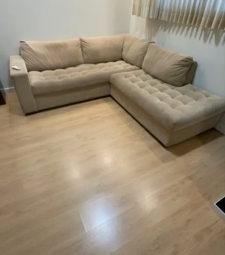 Sofá grande em L bege com chaise