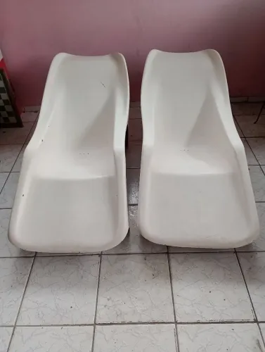Vendo duas cadeiras pra tomar Sol na piscina 