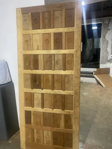 Vendo uma porta de madeira
