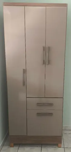Vendo este armário/guarda-roupa infantil.