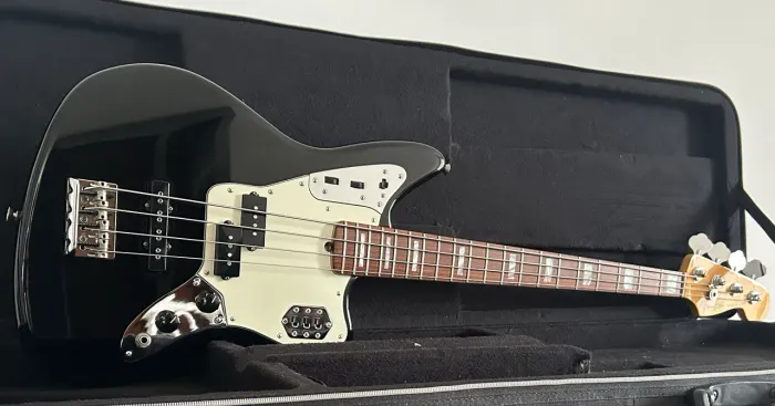 Baixo Fender Jaguar American Standard Ativo 18v com semi case Road Runner