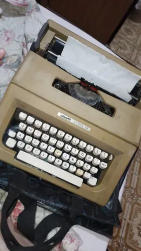 Máquina de Escrever Olivetti Lettera 25
