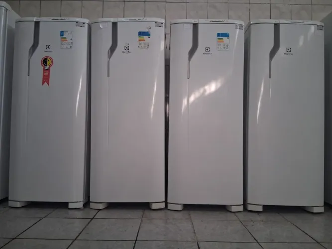 Geladeiras Electrolux RE 31 degelo prático semi novas