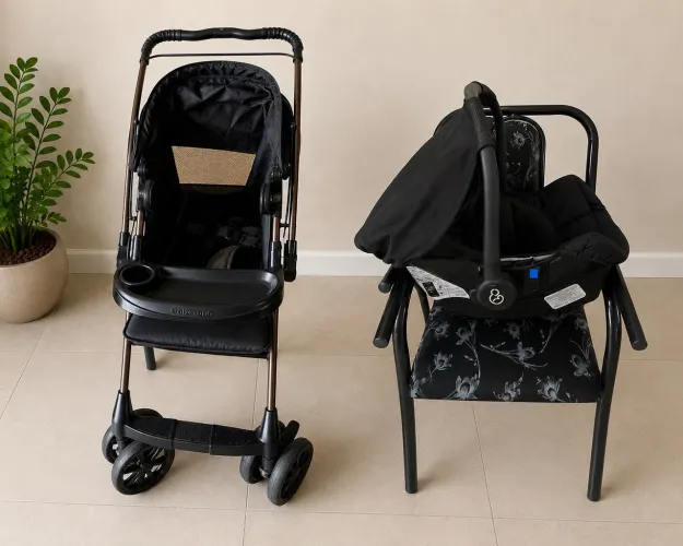 Carrinho de bebê e bebê conforto.