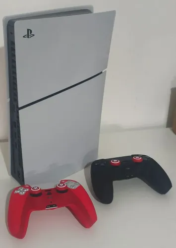 Playstation 5 Slim - 2 controles