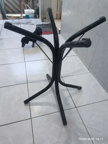 Pé de mesa em ferro