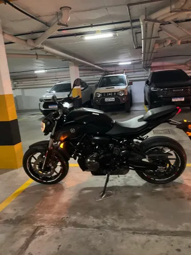 Moto nova, os dois pneus novos, com todas as revisões, chave reserva, nunca caiu.