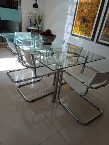 Vendo jogo de mesa com cadeiras