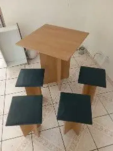 Mesa com bancos