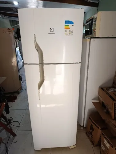 Vendo uma geladeira Eletrolux funcionando perfeitamente bairro nova Almeida serra