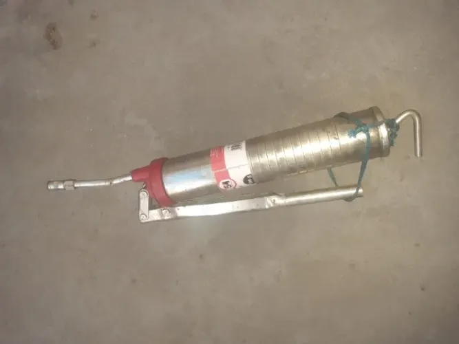 Bomba manual para graxa (500g). é essencial para a lubrificação correta, redução de falhas