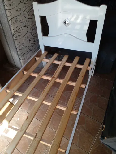 Cama solteiro med. 1.90m comp por 90cm larg pés emborrachados semi nova