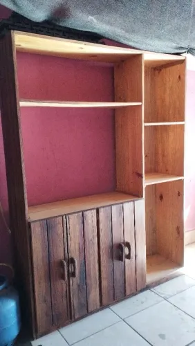 Armário de madeira maciça