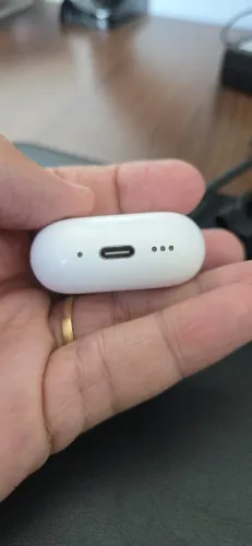 Apple AirPods 4 com Cancelamento de Ruído (Garantia até Abril de 2027)