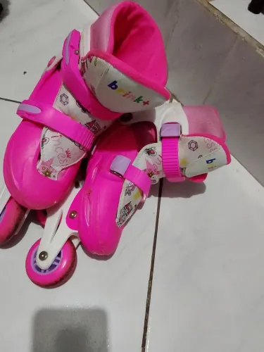 Vendo um patins feminino, estado novo, calça até 38