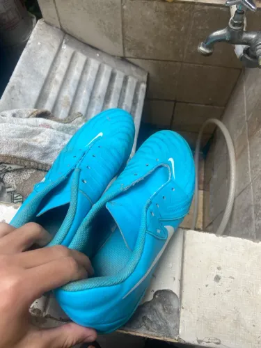 Vendo chuteira menos de 2 meses de uso