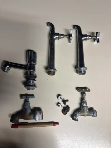 Torneiras antigas bronze /inox 5 peças avarias