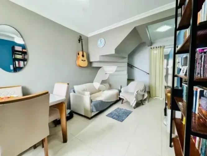 Sobrado duplex totalmente mobiliada com 2 dormitórios e garagem em Areias