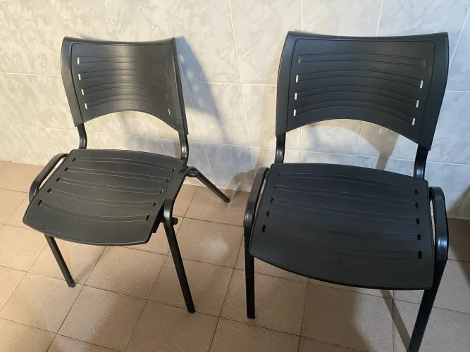 VENDO DUAS CADEIRAS SUPER CONSERVADAS PRA ESCRITÓRIO OU CASA 