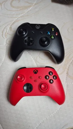 Dois controles de X-BOX