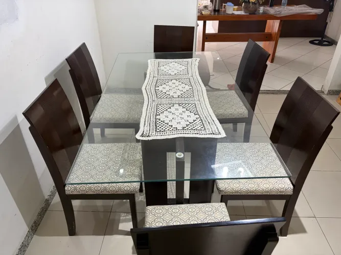 Mesa Mogno tampo de vidro 6 cadeiras
