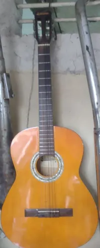 Violão novo só precisa trocar as cordas 