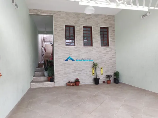Casa a venda com 180m² com 3 dormitórios e 2 vagas vagas cobertas de garagem Vila Maringá