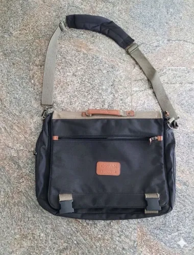 Bolsa Universitária Transversal em Nylon Preto