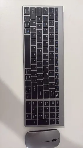 Kit teclado e mouse sem fio em excelente estado de conservação
