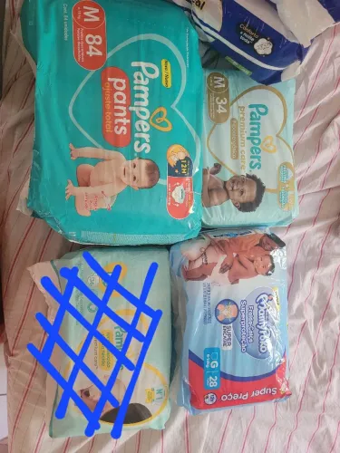 Fraldas descartáveis Mamypoko e Pampers