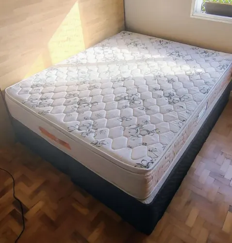 Cama Queen Size com colchão Probel
