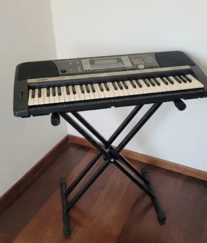 Teclado Yamaha PSR-640 com suporte