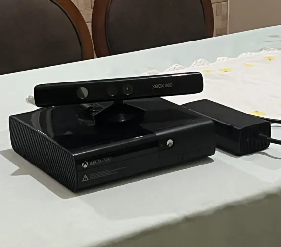 Xbox 360 E Super Slim LT 3.0 + Kinect + 40+ títulos