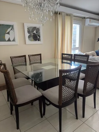 Mesa quadrada de vidro para 8 lugares e 8 cadeiras com encosto em ratam