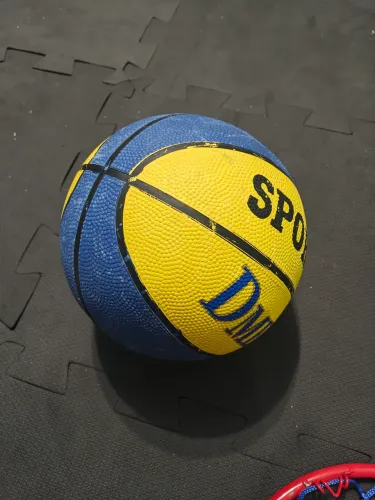 Bola e cesta de basquete