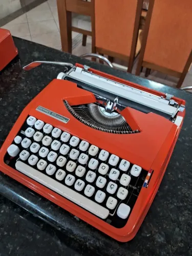 Maquina escrever Hermes Baby letra cursiva Raridade