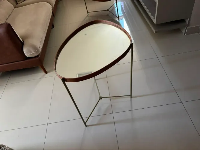 Mesa de apoio em ferro galvanizado laterais em courino e tampo espelhado
