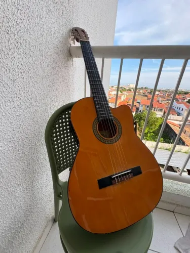 Violão elétrico pronto para tocar