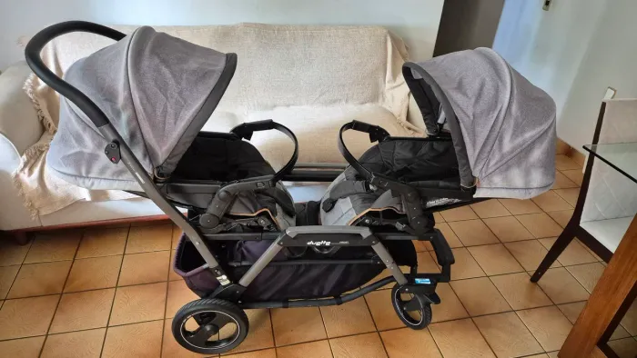 Carrinho de bebê duplo