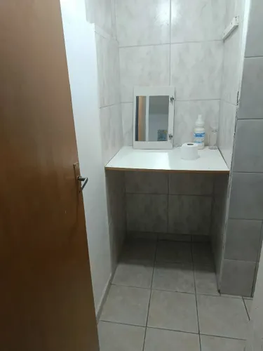 Alugo quarto para estudante ( feminino)