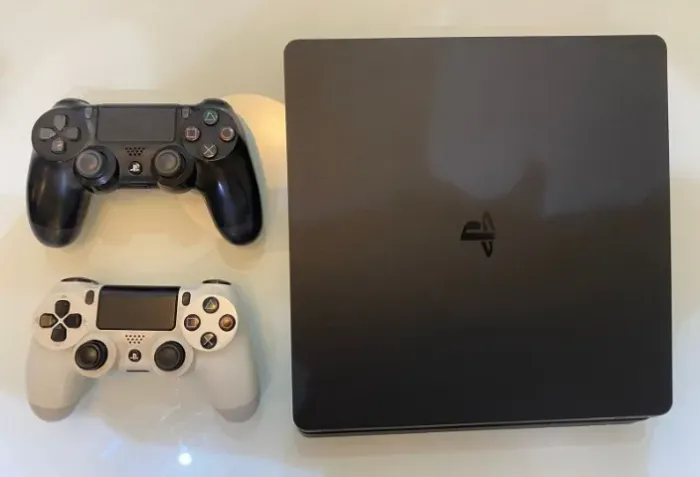 PlayStation 4 - 500 GB - ótimo estado + 2 controles