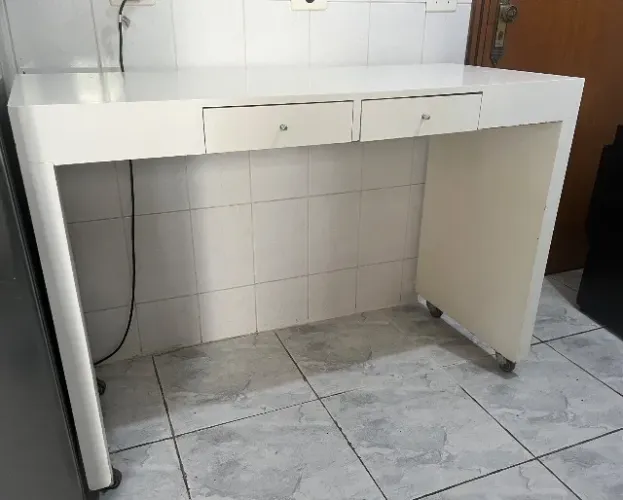 Aparador/Bancada de Madeira Branca com 2 Gavetas e Rodinhas - 1,30 m