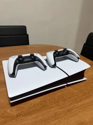 PS5 Slim 825 GB Novo Digital 2 controles